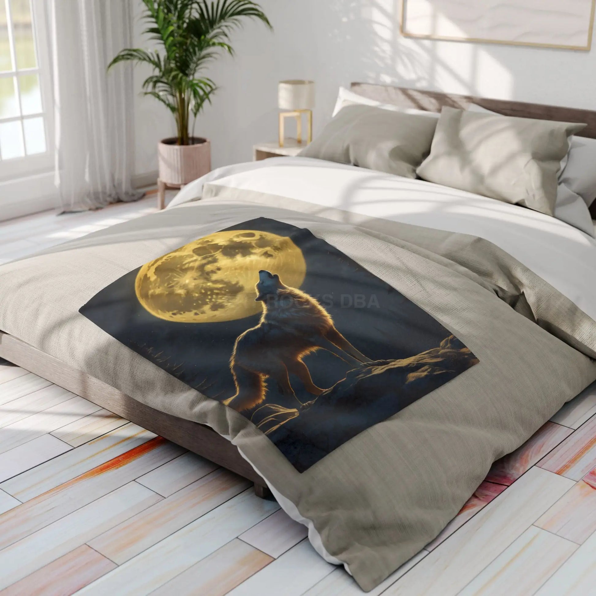 Howling Wolf Fleece Blanket Cozy Home Decor Gift for Nature Lovers Moonlit Bedroom Accent Camping Essential - Home Decor