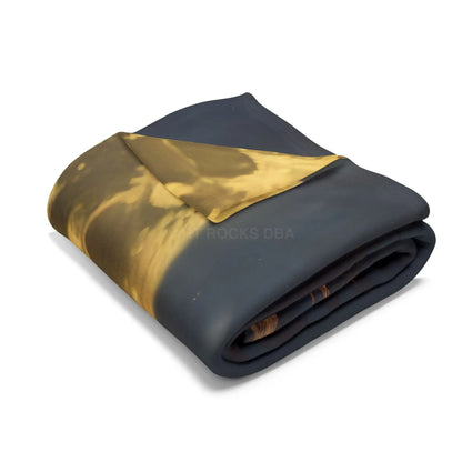 Howling Wolf Fleece Blanket Cozy Home Decor Gift for Nature Lovers Moonlit Bedroom Accent Camping Essential - Home Decor