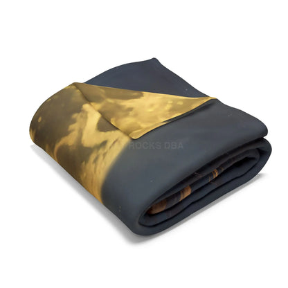 Howling Wolf Fleece Blanket Cozy Home Decor Gift for Nature Lovers Moonlit Bedroom Accent Camping Essential - Home Decor